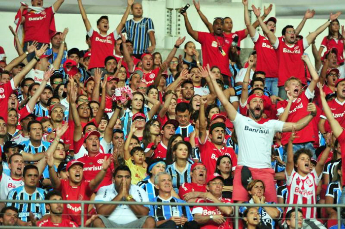 Dois mil torcedores, com 50% de colorados e outros 50% de gremistas protagonizaram um momento mágico no futebol, assistindo o Gre-Nal lado a lado. Foto: Diego Vara/Agência RBS. 
