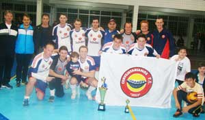 Equipe do Cervejetarianos com o troféu de campeão da Série Prata.