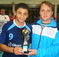Dioguinho Silva (e) da equipe do Viracopos/Sírio Automóveis, recebeu o troféu de goleador da Série Ouro, das mãos de Paulo Cesar Hammes, o 