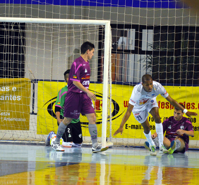Edimar corre para o abraço, depois de abrir o placar diante do Bento Futsal.