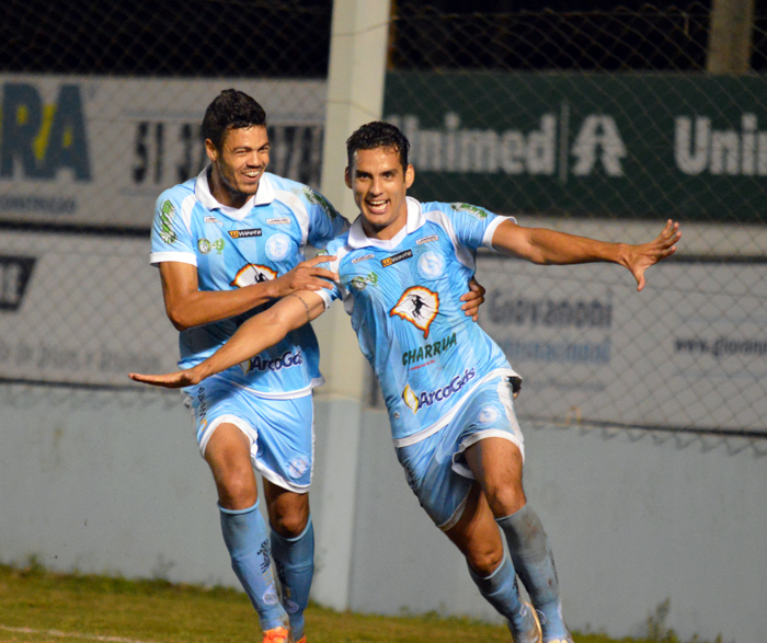 Gilmar (d) marcou dois gols diante do São Paulo de Rio Grande e foi o destaque da partida. 