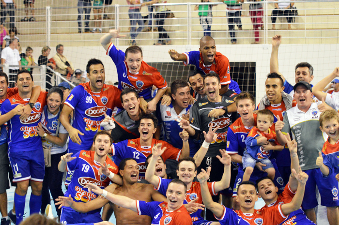 Alaf comemora o bicampeonato da Copa dos Vales de Futsal. 