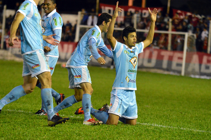 Mateus Santana comemora agradecendo a Deus pelo gol diante do Guarani de Venâncio Aires. 