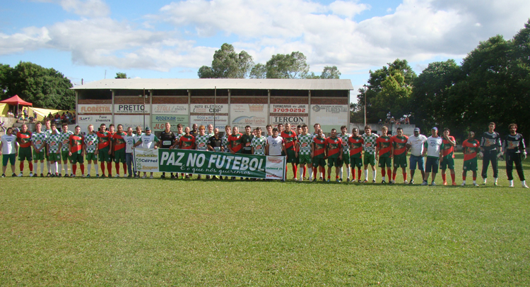 Antes da partida entre Santo André e Forquetense, um gesto que valoriza o futebol amador. Campanha de Paz no Futebol, coordenado pela Aslivata. 