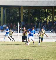 Embate entre União de Carneiros e Cruzeiro de Santa Clara teve muita luta pela posse da bola no setor do meio campo.