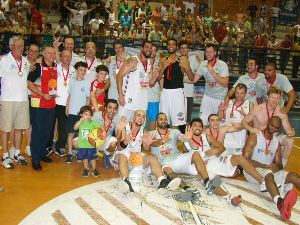 Equipe do Girando Sol/Bira/Lajeado com o troféu e medalhas de campeão. 