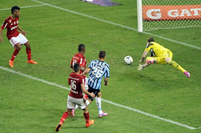 Luan está marcando o gol do Grêmio na vitória diante do Mengão no Maracanã. Foto: Daniel Ramalho/AGIF.  