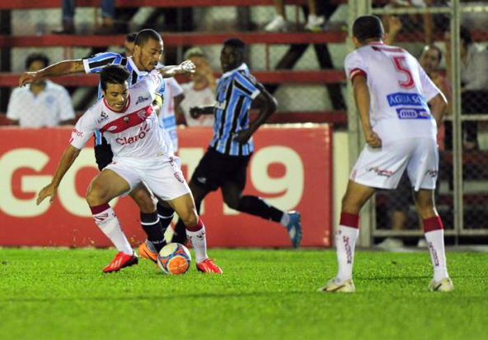 Grêmio foi a Ijuí encara o São Luíz com uma equipe mista e acabou tropeçando no finalzinho com um gol contra de Geromel. Foto: Bruno Alencastro/Agência RBS. 