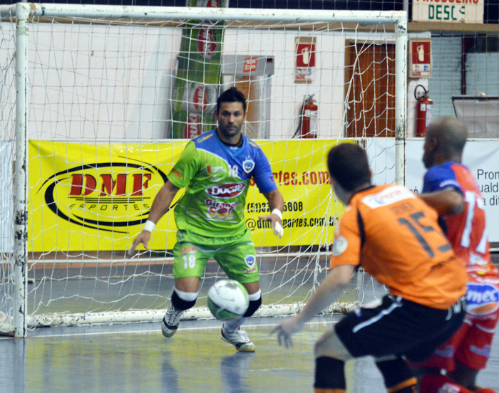 Chico marcou seu 99º gol em sua carreira como goleiro de futsal. Foto: José Roberto Gasparotto. 