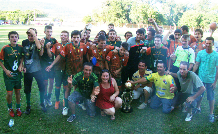 Equipe Pratas da Casa com o troféu e medalhas de campeão da Super Liga Gaúcha de Futebol Infantil (Sulegafi), na categoria Sub-14.