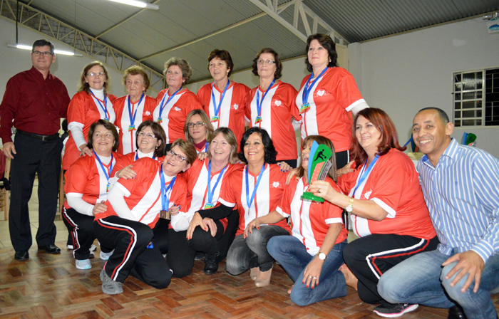 Grupo de Bolão 28 de Maio com o troféu de campeão.