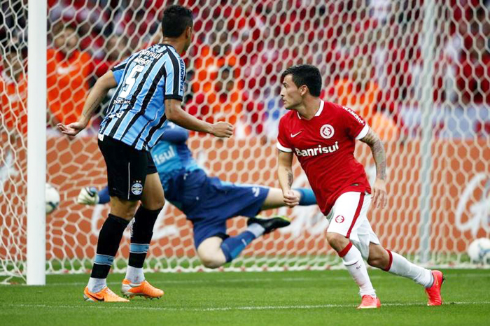 Aránguiz marca para o Inter e corre para o abraço. Foto: Mauro Vieira/Agência RBS. 