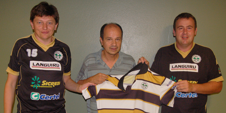 Presidente Valdair Kliks (e) e diretor Luiz Rückert (d) entregaram camiseta para o técnico Morruga. Foto: Lucas leandro Brune. 
