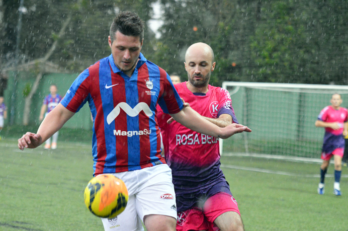 Renan Labres (e), do Bola Murcha, no duelo contra o Kuasenada FC. 