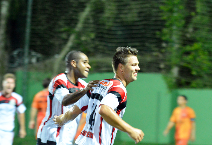 Jonas Mallmann (d), do Fora D’ Sério, marcou o gol que classificou seu time para a final do Torneio de Férias. 