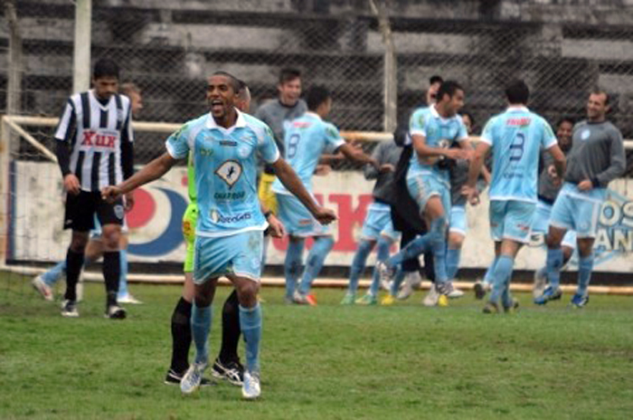 Jogadores do Alviazul comemoram o gol e classificação para a fase semifinal. Foto: Rodrigo Assmann/Gazeta do Sul. 