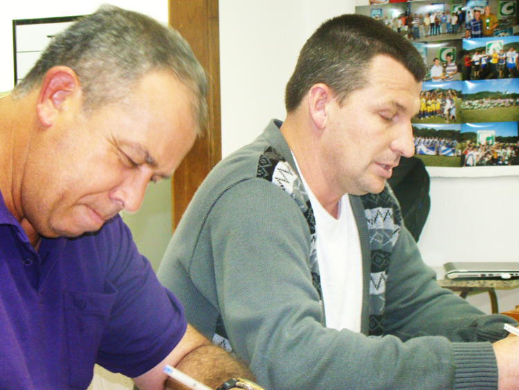 Jorge de Freitas, o "Taxa" (e), presidente da Associação Regional de Árbitros e Gilberto Frigo, o "Bete", presidente da Aslivata, apoiando a lisura da competição. 