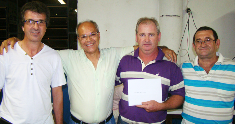 Augusto Sordi (e) da diretoria do União Campestre, Tinho e Pingo (d) e Elemar, presidente da Campestre, na entrega do prêmio de campeão. 