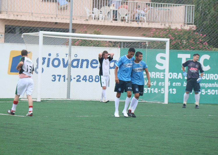 Dioguinho Silva (d), do Viracopos/Cosmos, abraçado com o jogador Dutra, depois de anotar o 1º gol da competição.