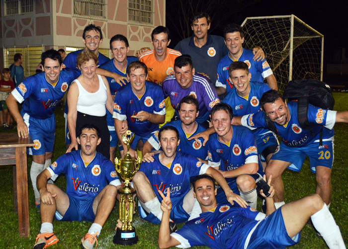 Equipe do Maravilha FC com o troféu de campeão da Força Livre.