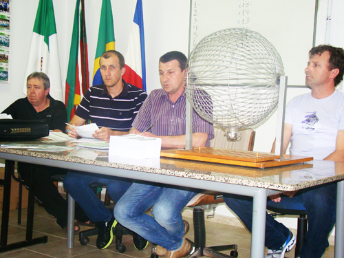 Volnei Kochann, Daniel Soder e Gilberto Frigo, da Aslivata, e Carlinhos da Certel, formaram a mesa que conduziu o sorteio dos confrontos para a terceira fase da competição. 