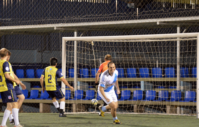 Rodrigo Conte (d), do coroas C, anotou o único gol do seu time diante do futebolzinho.