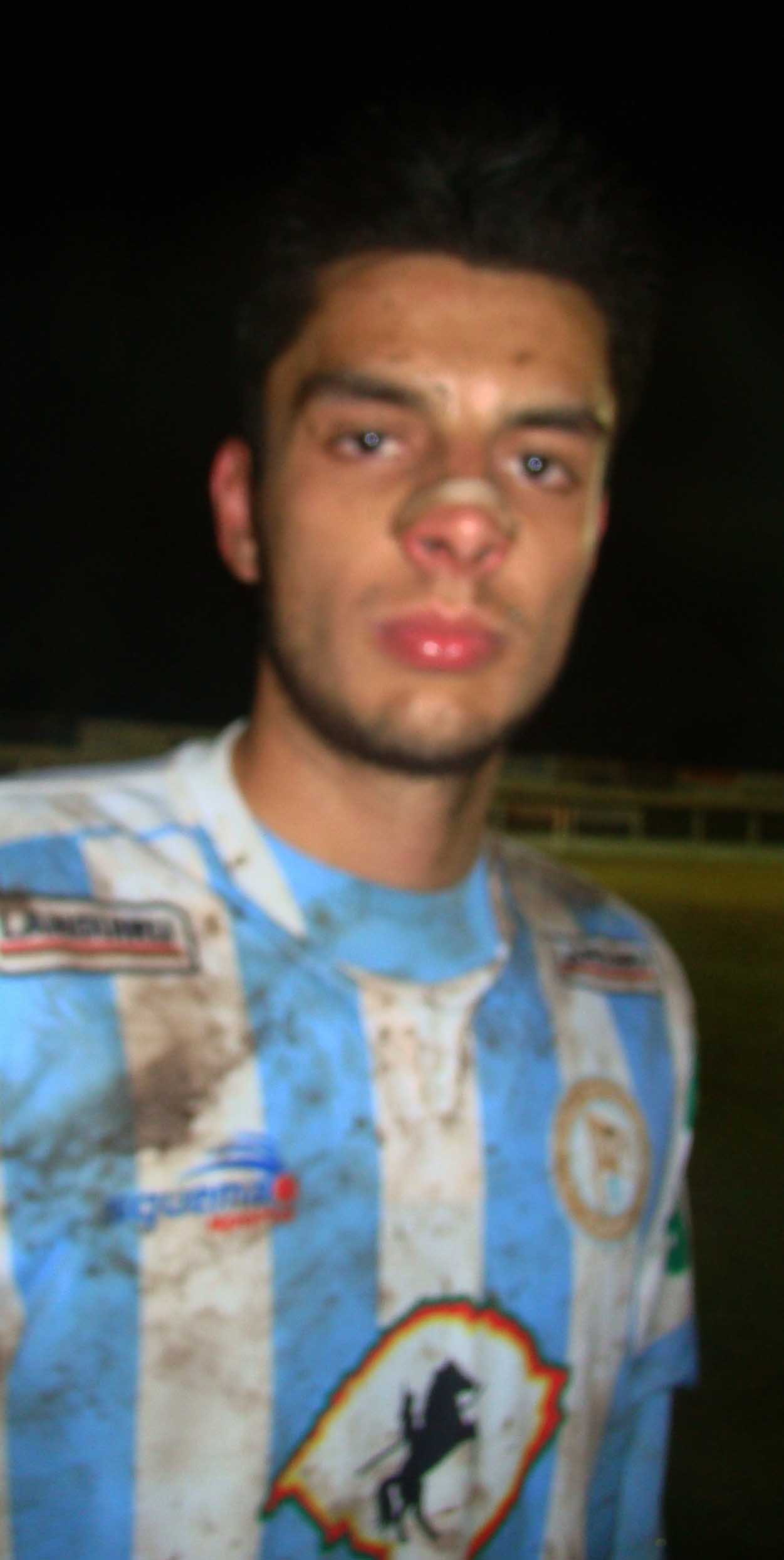 Volante Daniel aproveitou bate-rebate dentro da área do riopardense e mandou a bola para o fundo das redes do goleiro Tiago. 