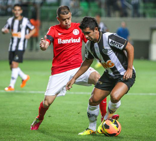 D'Alessandro fez um gol, mas o Atlético/MG marcou em duas oportunidades, batendo o Inter em Belo Horizonte. Foto: Bruno Cantini/Atlético Mineiro. 