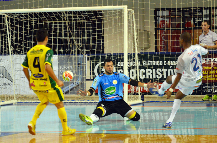Edimar esta marcando seu primeiro gol no Estadual da Série Ouro de Futsal. Ele já havia deixado sua marca de artilheiro no amistoso com a Assaf, em Santa Cruz do Sul. 