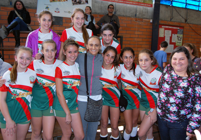 - Ídolos do voleibol presentes na competição. Em 2013 foi a Fabi.