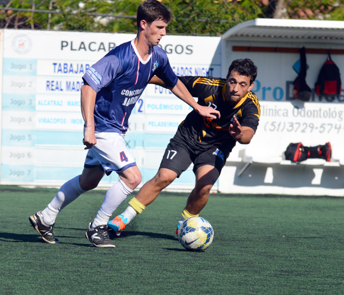 Caio Sieben (e), do Viracopos/Imobiliária Antares, no embate com Ezequiel Mariani de Oliveira, do Peladeiros FC.