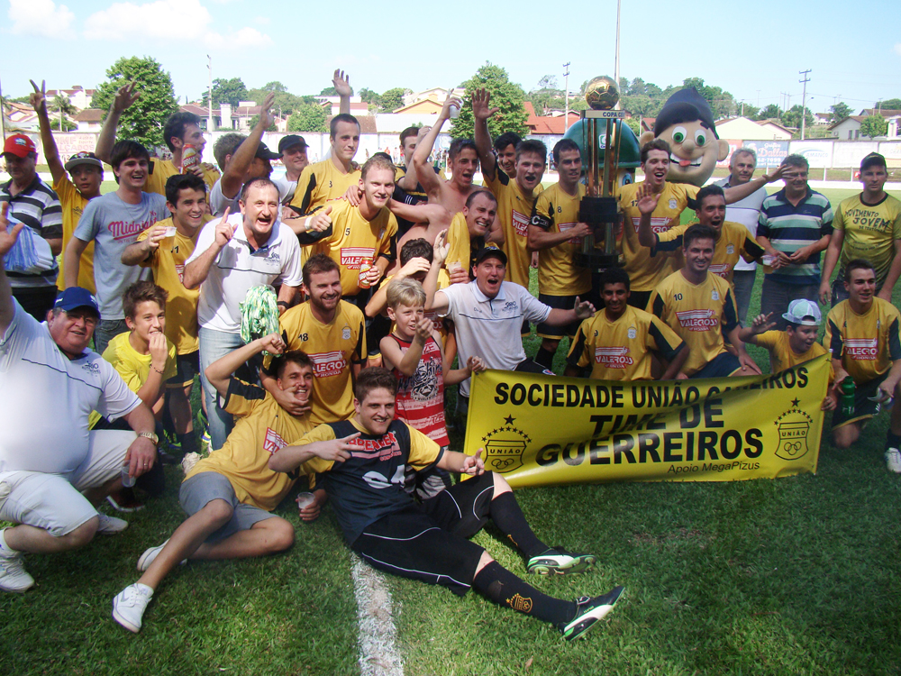 Sociedade União Carneiros com o troféu de campeão dos aspirantes. 