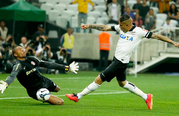 Guerrero está marcando o primeiro gol do Corinthians no goleiro Dida. Foto: Ricardo Matsukawa/Terra. 