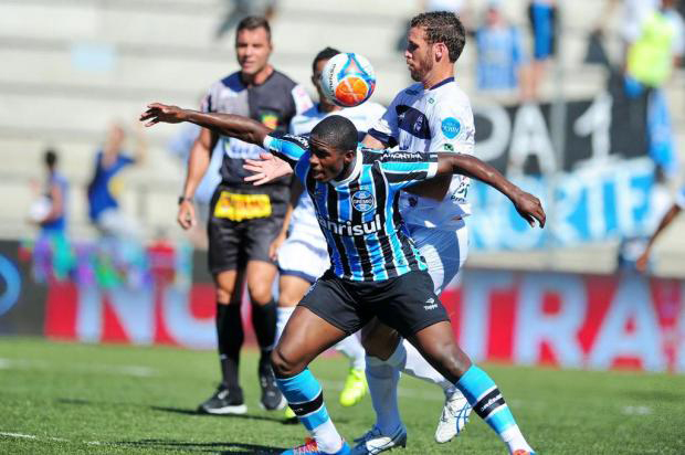 Yuri Mamute não conseguiu ajudar o Grêmio na derrota para o São José. Foto: Fernando Gomes/Agência RBS. 