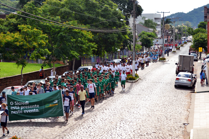 A abertura foi marcada pelo desfile de jogadores e comissões técnicas na Avenida 28 de Maio, centro da cidade, partindo do Clube Centro de Reservistas em direção ao campo do Santa Clara FC.
