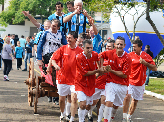 Time do Inter, da categoria bengala, teve que puxar a carroça com os jogadores do Grêmio em cima.