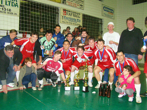 Equipe do VAT 69 posa com o troféu do bicampeonato do Futsal da Força Livre Masculino de Arroio do Meio. 