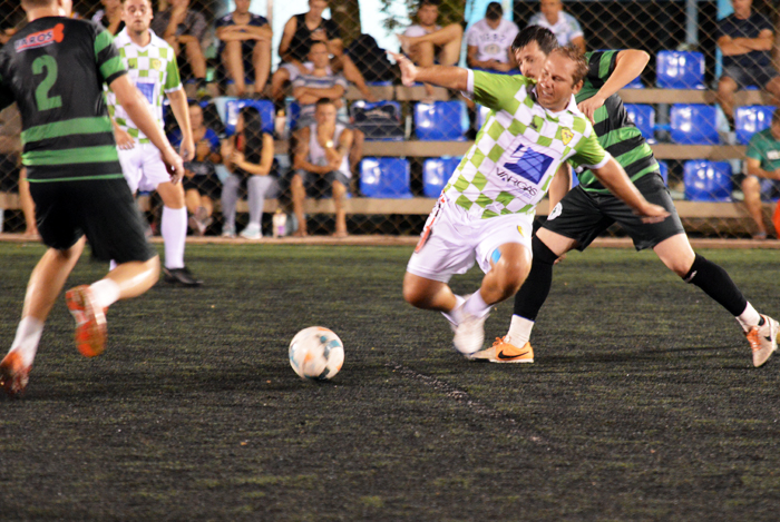 Martin Heisser (c), do Renegados FC, marcou um gol em cobrança de escanteio, na vitória de seu time contra o Arranca Toco.