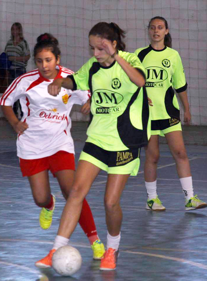 Meninas também marcaram presença nos jogos do último sábado. Foto: Elton de Andrade/O Informativo. 