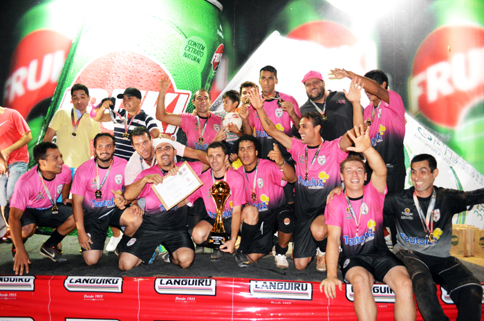 Equipe do Kaxa Baxa com o troféu do bicampeonato. 