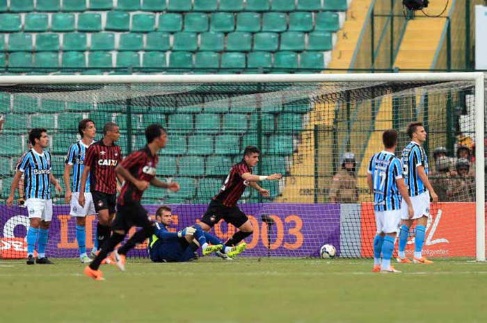 Dráusio marcou o gol do atlético/PR sobre o Grêmio. Foto: Charles Guerra.  