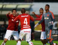 Juan foi comedido na comemoração, depois de anotar o gol da vitória diante do Flamengo - clube que formou o atleta - Mesmo assim, bateu no peito enaltecendo o escudo do Inter. Foto: Alexandre Lops.