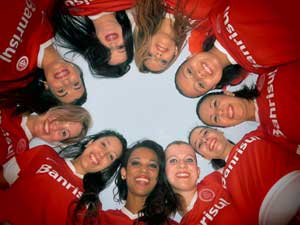 Meninas cheerleaders animaram os torcedores na fria tarde do domingo em caxias do Sul, momento do enfrentamento com o Flamengo.