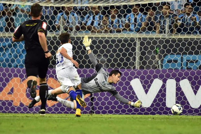 Everton Ribeiro marcou o segundo gol, que deu a vitória por 2 a 1 ao Cruzeiro. Foto: Ricardo Duarte/Agência RBS. 