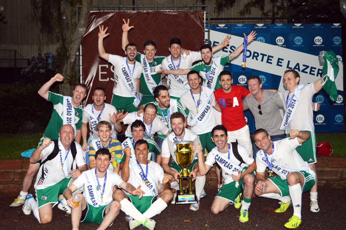 Equipe do CA Revelação com o troféu, medalhas e faixas de campeão da Segunda Divisão.