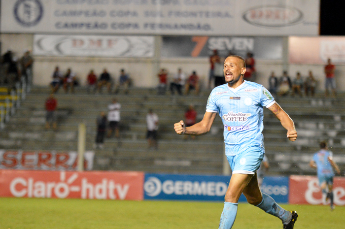 Zagueiro Camilo fez gol e foi anulado. Então restou comemorar o gol de Igor Bosel. 