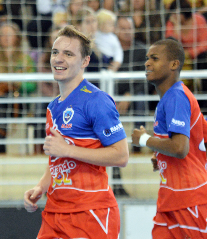 Lucas Selbach (e) e edimar balançaram a rede do Afusca de Cachoeirinha, na vitória que encaminhou a Alaf entre os qutro melhores do Gauchão de Futsal. 