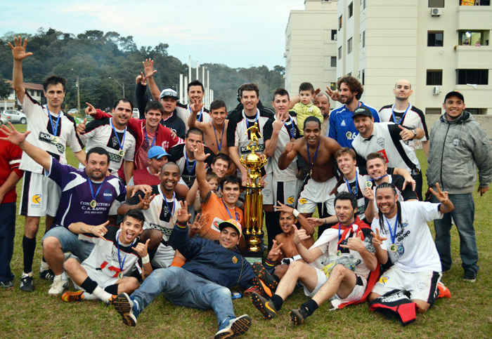 SER Delfino Costa com o troféu de campeão do Municipal de Lajeado.
