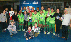 Equipe do Arco-Gás acompanhados dos coordenadores do campeonato, com o troféu e medalhas de campeão do XXXIII Jogos Comerciários.