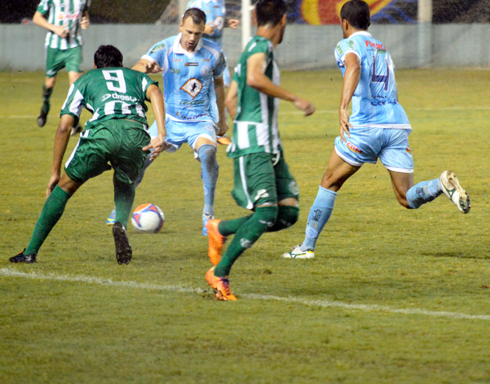 Juninho Pavi (c) teve boa participação na vitória do Alviazul diante do Juventude. 